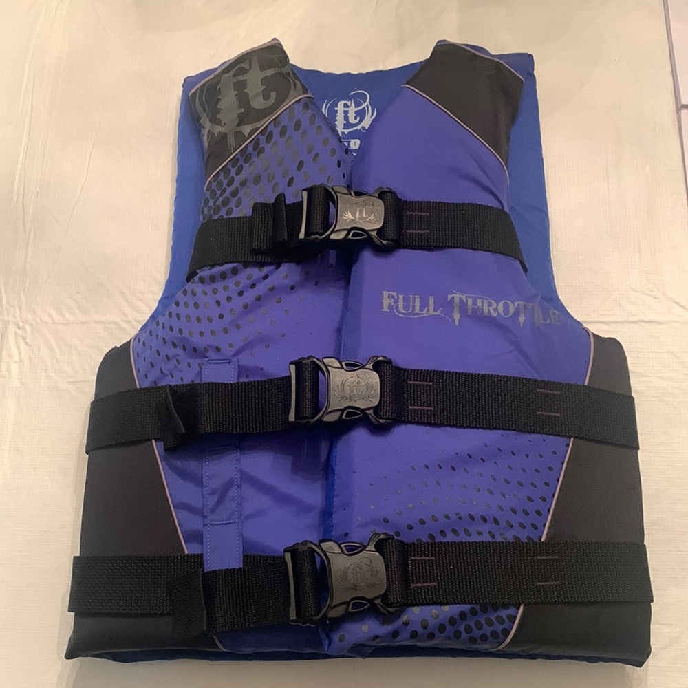 Full Throttle Life Vest. Size Teen/Adult Extra Small. 28 to 30 inch. Blue